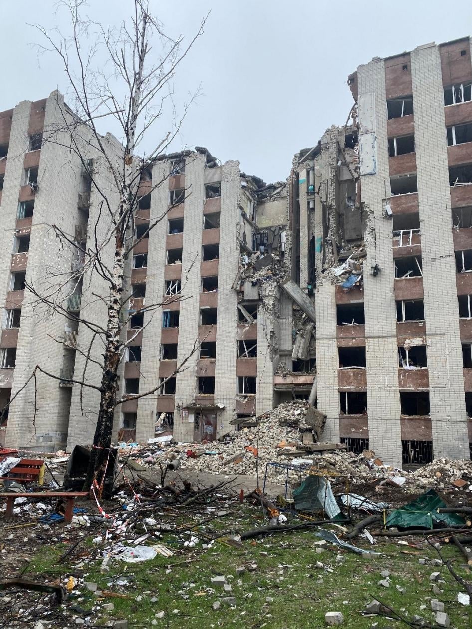 Un immeuble résidentiel situé sur l'avenue Myru à Tchernihiv en Ukraine, qui a été gravement endommagé lors d’une frappe russe menée le 13 mars 2022. Photo prise le 19 avril 2022.