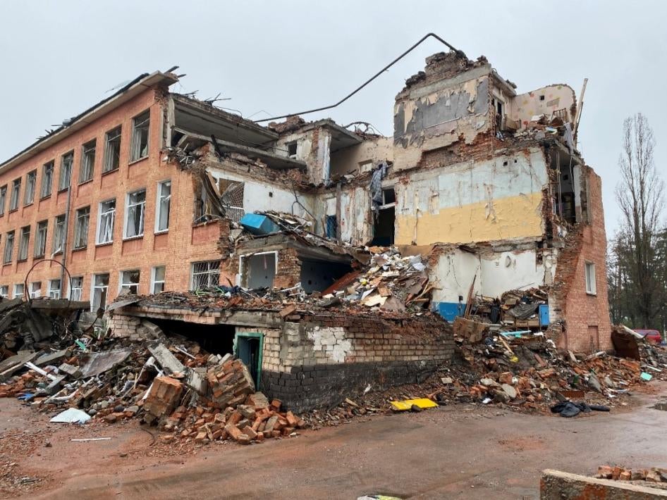 Пошкодження, завдані 3 березня 2022 року російською атакою школі № 18 в місті Чернігів, 19 квітня 2022 року. 