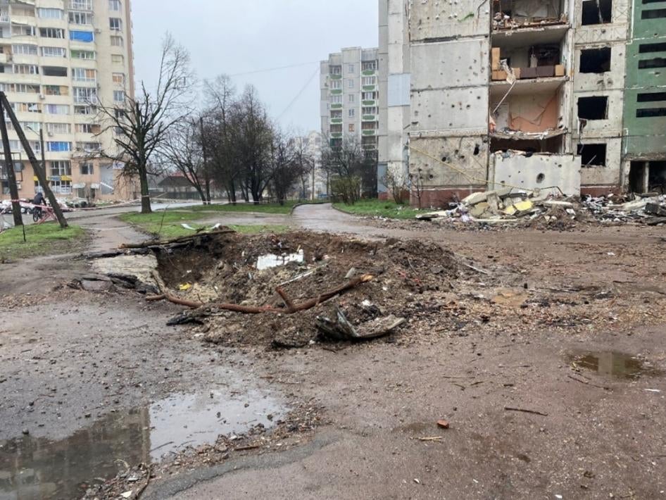 Воронка от взрыва и жилые дома на улице Черновола в Чернигове, поврежденные в ходе налета российской авиации 3 марта 2022 г. Фото сделано 19 апреля 2022 г. 