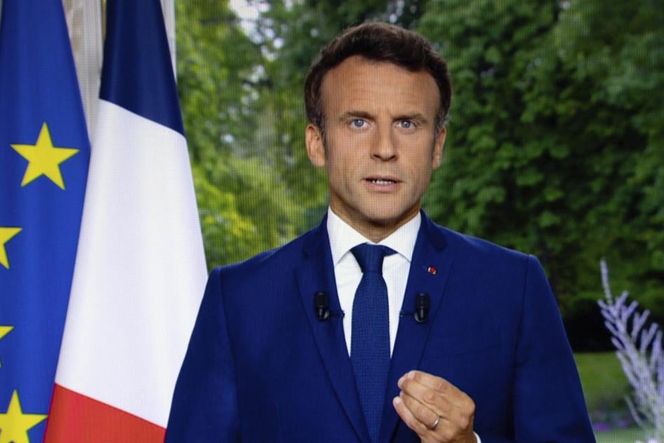Une photo d'un écran de télévision montre le président français Emmanuel Macron s'exprimant lors d'une allocution télévisée, le 22 juin 2022, à Paris.