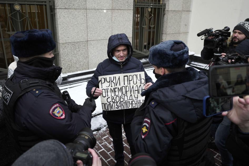 Agentes de policía detienen a un manifestante que sostiene un cartel en el que se lee "Libertad para los presos políticos" frente al Tribunal Supremo de la Federación Rusa en Moscú, Rusia, el 14 de diciembre de 2021.
