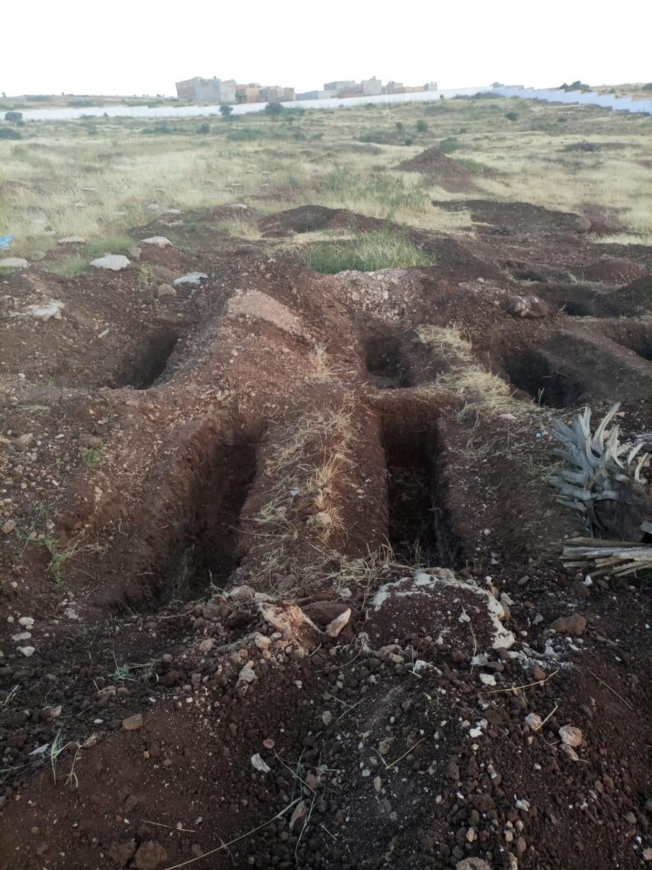 Des tombes fraîchement creusées au cimetière de Sidi Salem, à Nador, au Maroc. Des activistes locaux pensent que les autorités prévoient d'y enterrer les corps des migrants décédés lors d'une tentative d'escalade de la clôture séparant l'Espagne (enclave de Melilla) et le Maroc. 26 juin 2022.