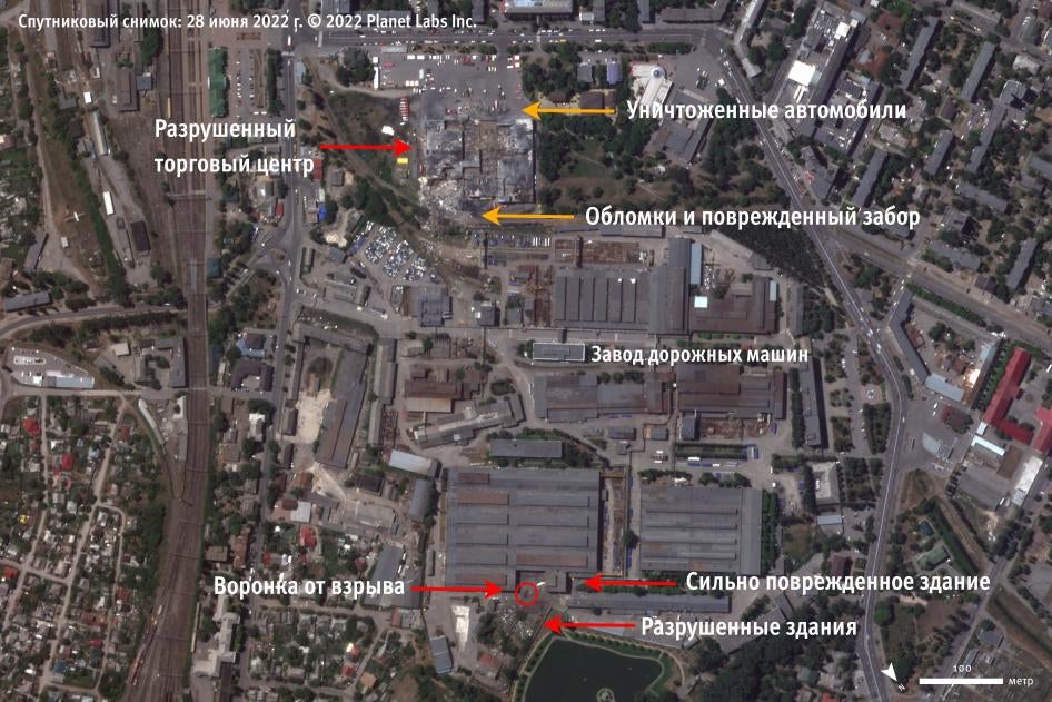 Разрушения и повреждения, полученные кременчугским торговым центром и расположенным по соседству заводом в результате ракетного удара 27 июня 2022 г. Спутниковый снимок: 