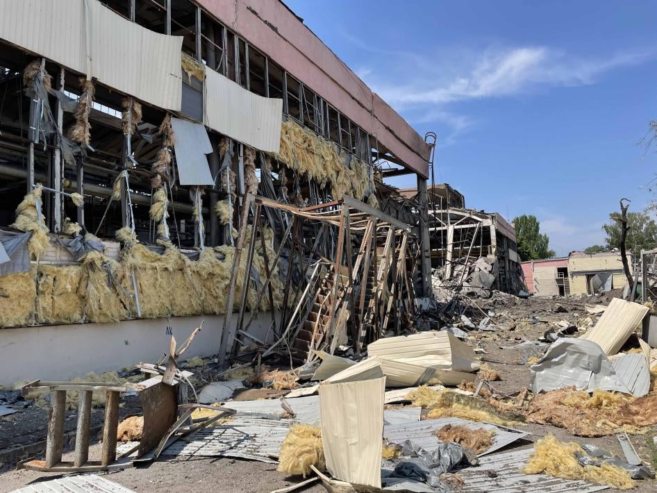 Пошкодження однієї з будівель Кременчуцького автозаводу внаслідок удару другої російської ракети по території заводу 27 червня 2022 року. Фото зроблено 29 червня 2022 року.