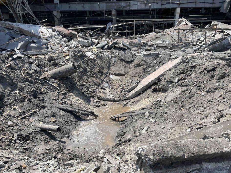 Воронка от взрыва на Кременчугском заводе дорожных машин, крупном промышленном объекте по соседству с торговым центром. Фото сделано 29 июня 2022 г. 