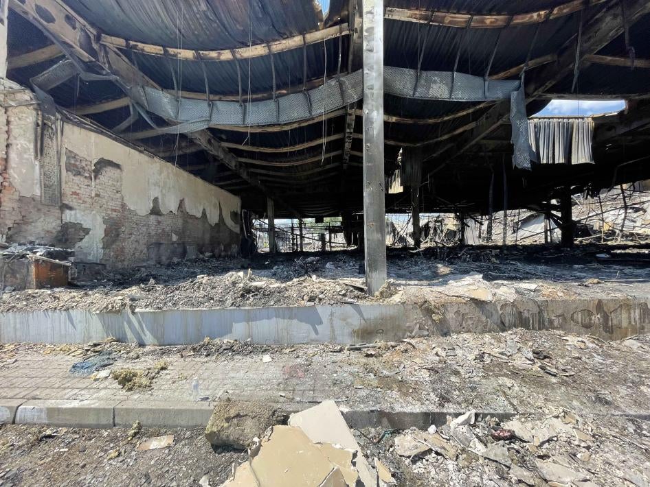 Décombres du centre commercial de Krementchouk (Ukraine) qui a été touché par une frappe russe le 27 juin 2022, photographiés le 28 juin 2022. 