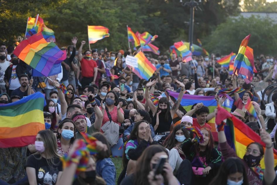 Chilenas y chilenos celebran después de que los legisladores aprobaran una ley que legaliza el matrimonio para parejas del mismo sexo, en Santiago, Chile, el martes 7 de diciembre de 2021. 