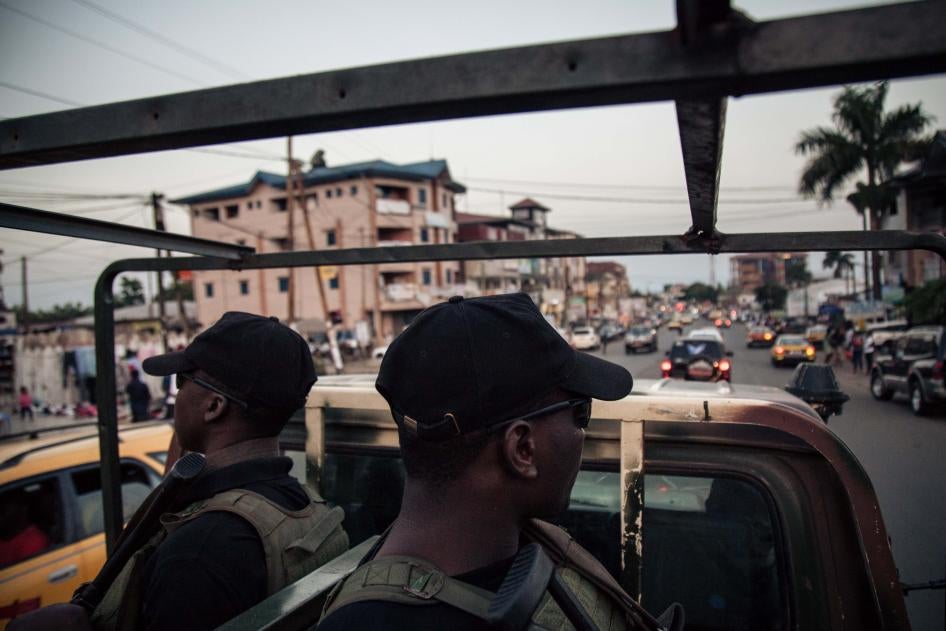 Des soldats de la 21e brigade d'infanterie motorisée patrouillent dans les rues de Buea, région du sud-ouest du Cameroun, le 26 avril 2018. 