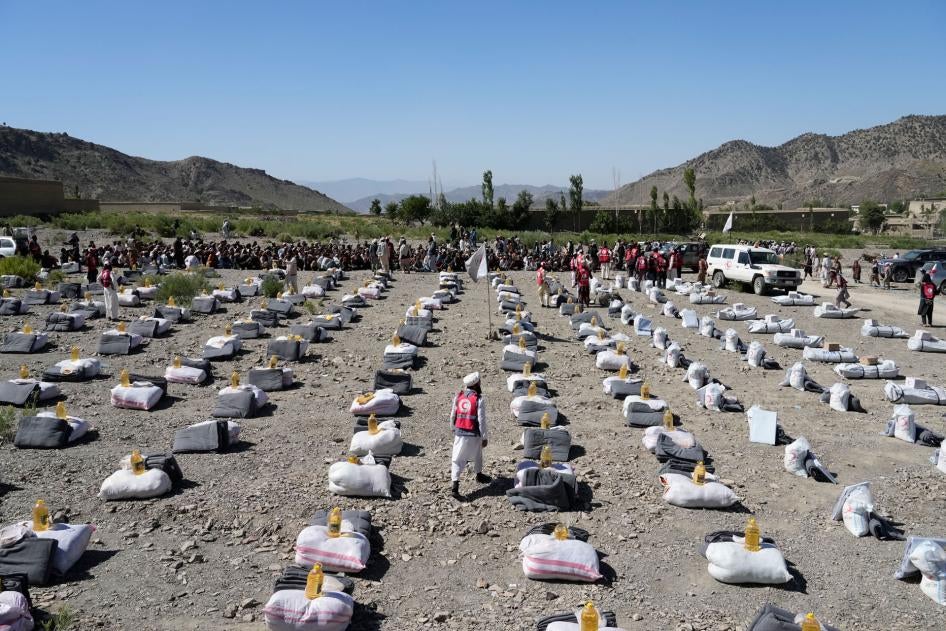 Humanitäre Hilfsgüter werden nach einem Erdbeben im Dorf Gayan in der Provinz Paktika, Afghanistan, zur Verteilung bereitgelegt.
