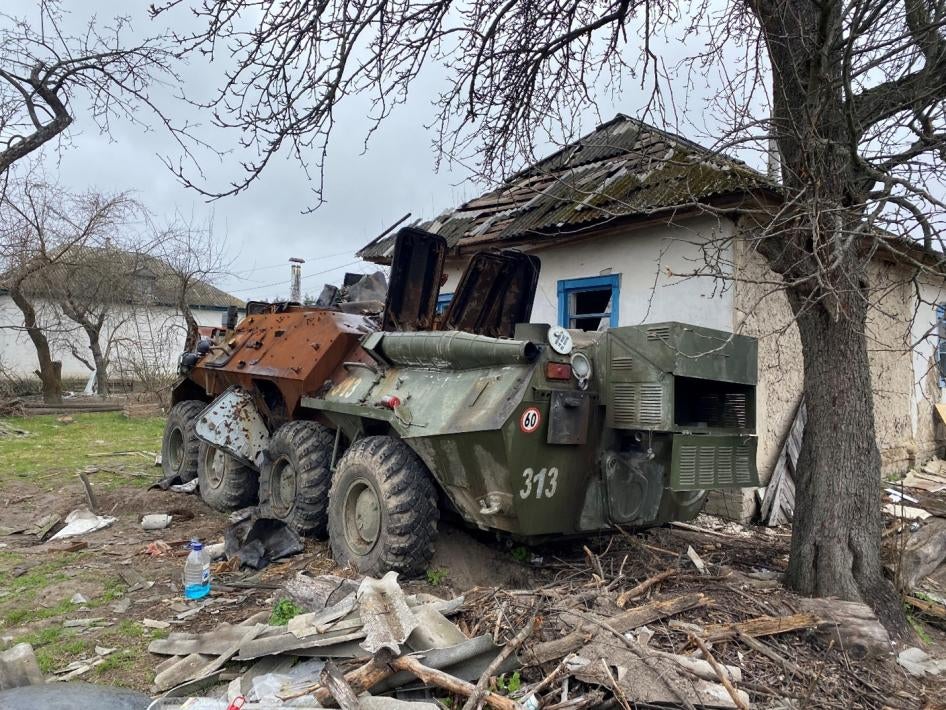 Брошенный российский бронетранспортер, установленный рядом с жилым домом в селе Ягодное. 17 апреля 2022 г. 