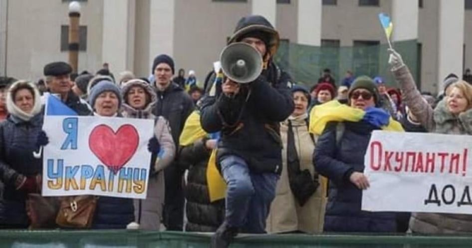 Аркадій Довженко на акції протесту. Херсон, Україна, 9 березня 2022 © 2022 Приватне фото.