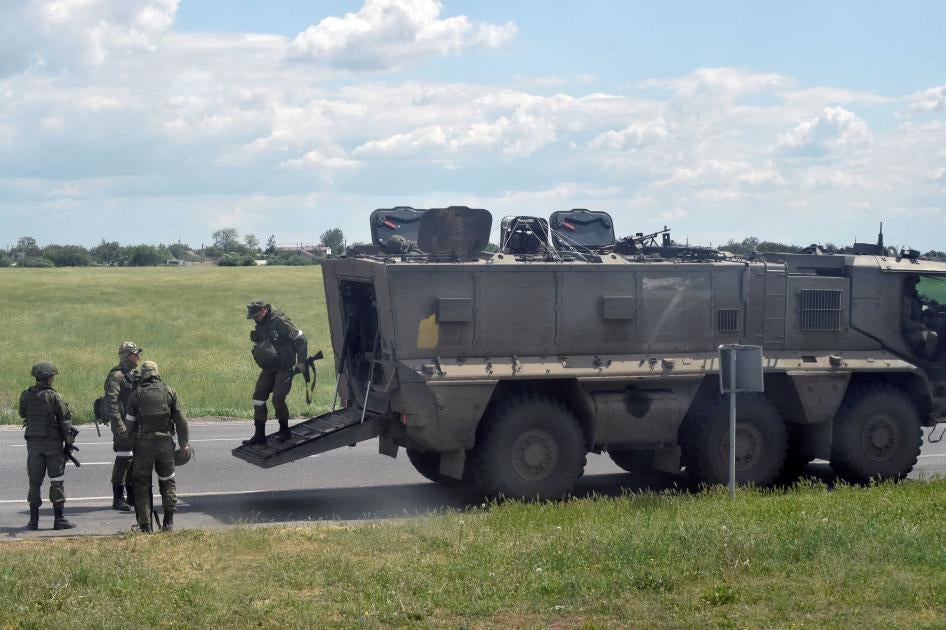 Des soldats russes photographiés près de leur véhicule militaire au bord d’une route dans la région de Kherson, dans le sud de l’Ukraine, le 19 mai 2022. 