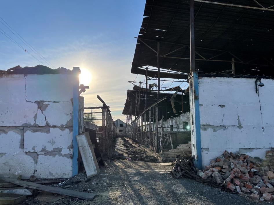Dommages causés à une grande ferme qui se trouvait à côté d’une base militaire russe dans le village de Malaya Rohan, le 26 mars.