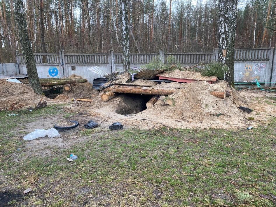 A military dugout in the yard of a school in Yahidne used by Russian soldiers while hundreds of civilians were being held in the school’s basement, April 17, 2022. © 2022 Belkis Wille/Human Rights Watch 