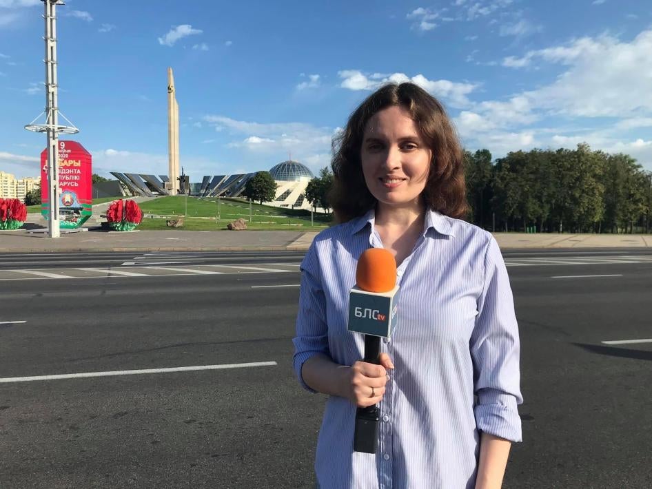 Журналистка Катерина Андреева ведет репортаж для польского СМИ "Белсат ТВ" в Минске, Беларусь, август 2020 года.