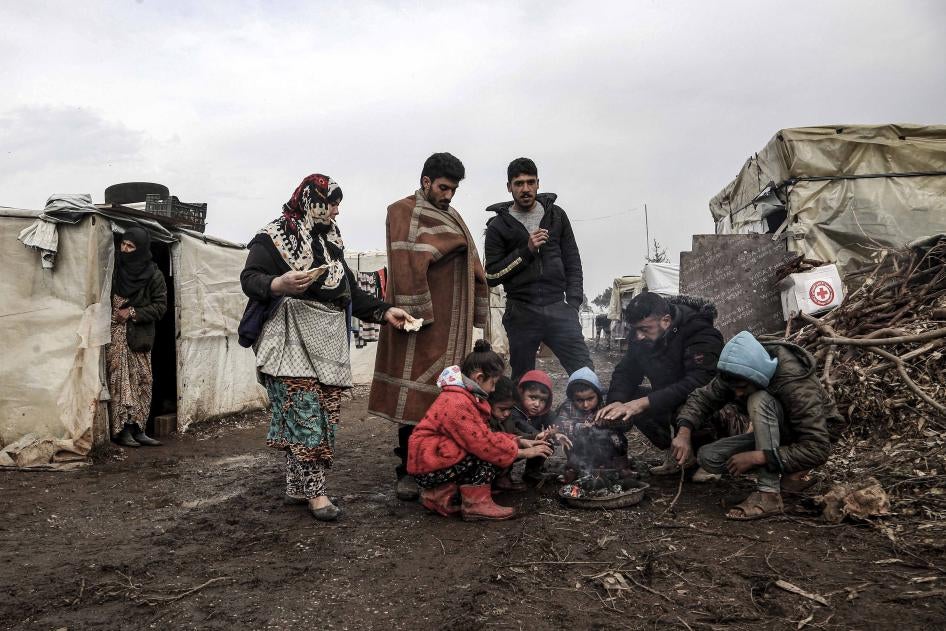 Un groupe de réfugiés syriens se rassemblait autour d'un petit feu à l'intérieur d'un camp du village de Sumakieh dans le nord du Liban, près de la frontière libano-syrienne, le 31 janvier 2022.