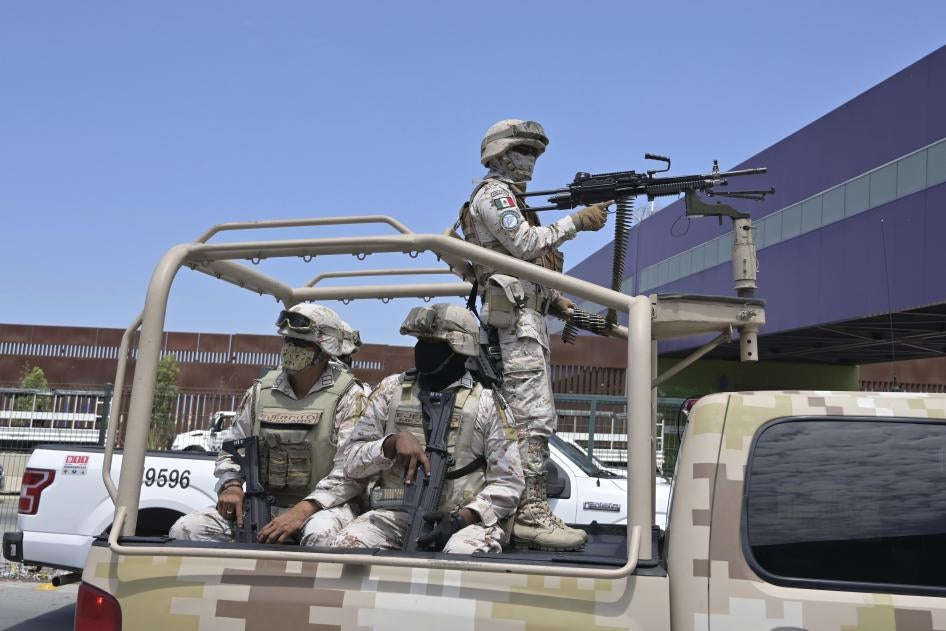 Cientos de tropas militares se unieron a la guardia nacional de México en patrulla tras los ataques de grupos criminales en Tijuana, el 13 de agosto de 2022.