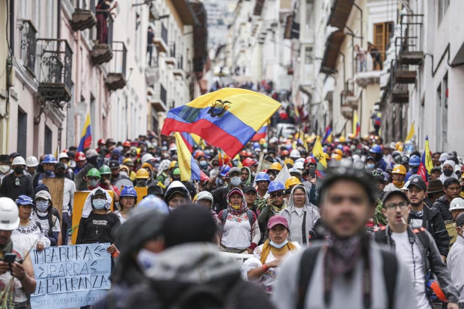 Manifestantes indígenas protestan en las calles de la capital por 15º día consecutivo el 27 de junio de 2022 en Quito, Ecuador.