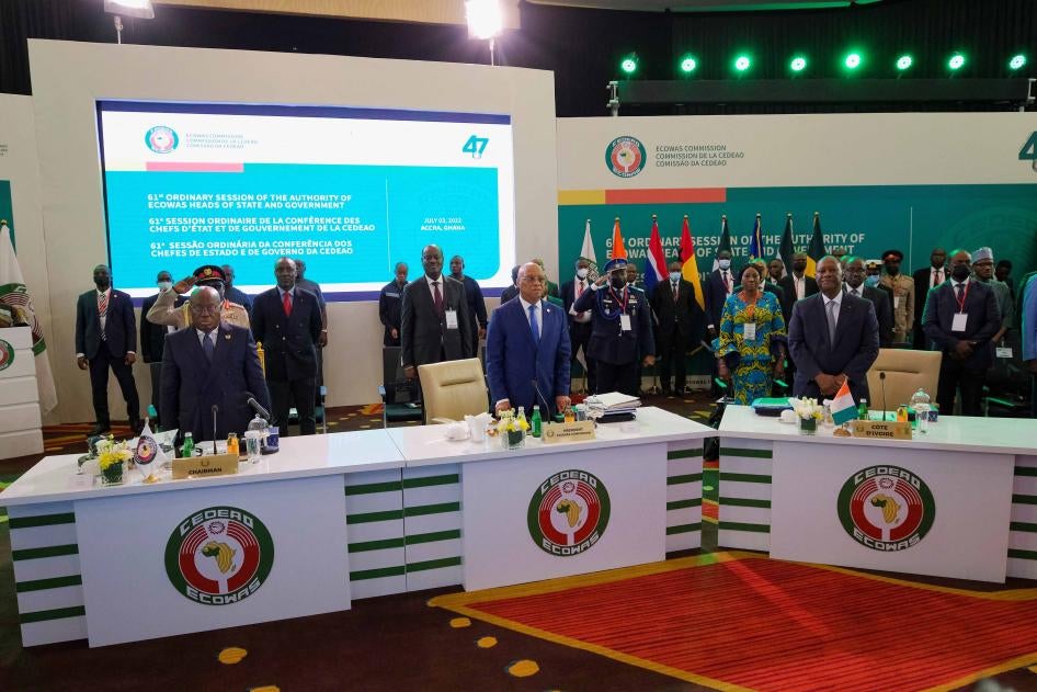Des dirigeants assistent à un sommet de la CEDEAO pour discuter la feuille de route pour la transition au Mali, au Burkina Faso et en Guinée, à Accra, au Ghana, le 3 juillet 2022. 