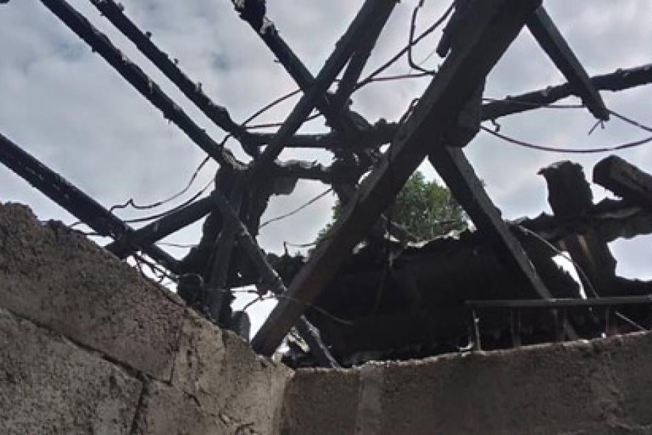 Le toit détruit d'une maison incendiée par des soldats camerounais dans le quartier de Bobong à Belo, le 11 juin 2022.