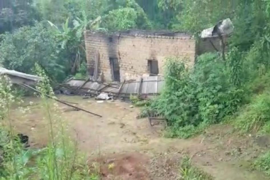 Capture d'écran d'une vidéo montrant la maison incendiée par des soldats camerounais à Chomba, dans la région du Nord-Ouest, le 8 juin 2022.
