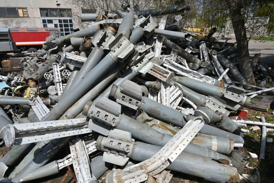 Restos de decenas de cohetes de munición en racimo Smerch y Uragan recogidos por el Servicio Estatal de Emergencia de Ucrania en Járkov en abril de 2022. 