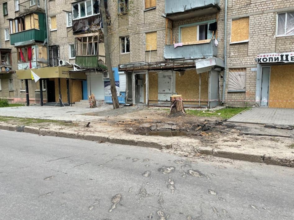 Місце вибуху снаряда посеред житлового кварталу міста Харкова – одного з щонайменше шести вибухів 26 травня, внаслідок яких загинули чоловік Олександри Коростельової, їхній 4-місячний син та ще одна цивільна жінка, 27 травня 2022 року 