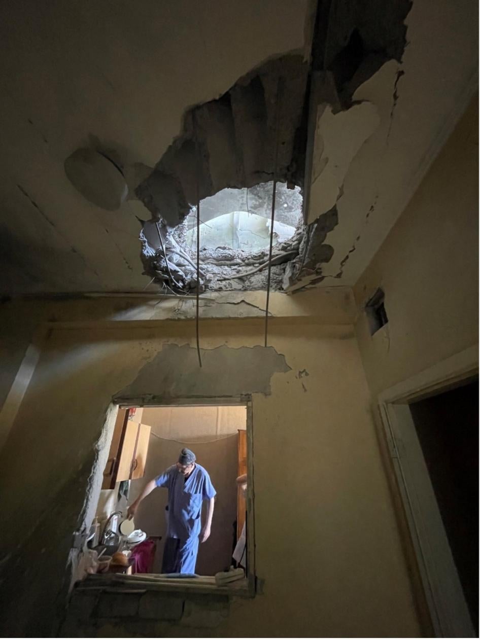 Le 26 juin 2022, une roquette à sous-munitions russe Ouragan a touché le toit de l’Hôpital régional de traumatologie clinique de Kharkiv, un bâtiment de sept étages dans le quartier de Saltivka à Kharkiv. Un fragment de roquette a percé le toit et traversé le 7ème étage, avant de finalement s’arrêter au 6ème étage. Photo prise le 27 juin 2022. 