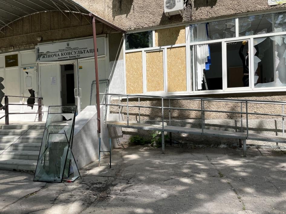 أثر الارتطام الذي خلفه انفجار ذخيرة صغيرة عنقودية، وهو واحد من عشرة على الأقل في المنطقة، أمام مبنى العيادات في "مستشفى الولادة رقم 1 في مدينة خاركيف"، بعد هجوم في 23 مايو/أيار على حي مأهول في مدينة خاركيف الأوكرانية أصاب المستشفى بأضرار، 27 مايو/أيار 2022.