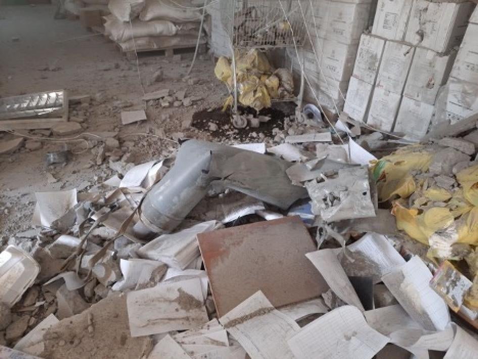 Fragments d’une roquette à sous-munitions russe Ouragan qui a traversé le toit et plusieurs étages du centre culturel de Derhatchi, en Ukraine, le 12 mai 2022. À ce moment-là, de nombreux bénévoles s’y trouvaient, distribuant de l’aide aux civils. Photo prise le 12 mai 2022.