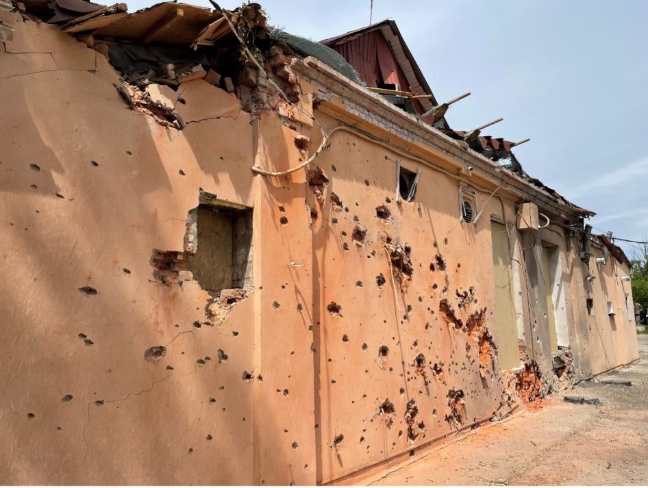 Одно из крыльев здания районной больницы в поселке Дергачи. Повреждения получены в ходе обстрела 12 мая в результате воздействия взрывной волны и разлета осколков. 26 мая 2022 г. 
