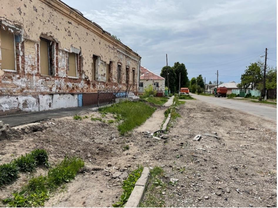 À gauche, des dégâts d’explosion et de fragmentation causés à l’unité de soins de base de l’hôpital de Derhatchi (Ukraine) lors de l’attaque russe du 7 avril 2022 étaient encore visibles le 26 mai 2022. 