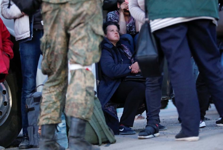 військовослужбовець «ЛНР»-«ДНР» стоїть перед цивільними