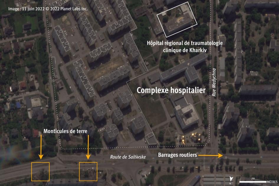 Une image satellite du 11 juin 2022 montre plusieurs barrages routiers et monticules de terre près de l’Hôpital régional de traumatologie clinique de Kharkiv, en Ukraine. Cette image a été enregistrée deux semaines avant l’attaque russe du 26 juin contre le complexe hospitalier.  