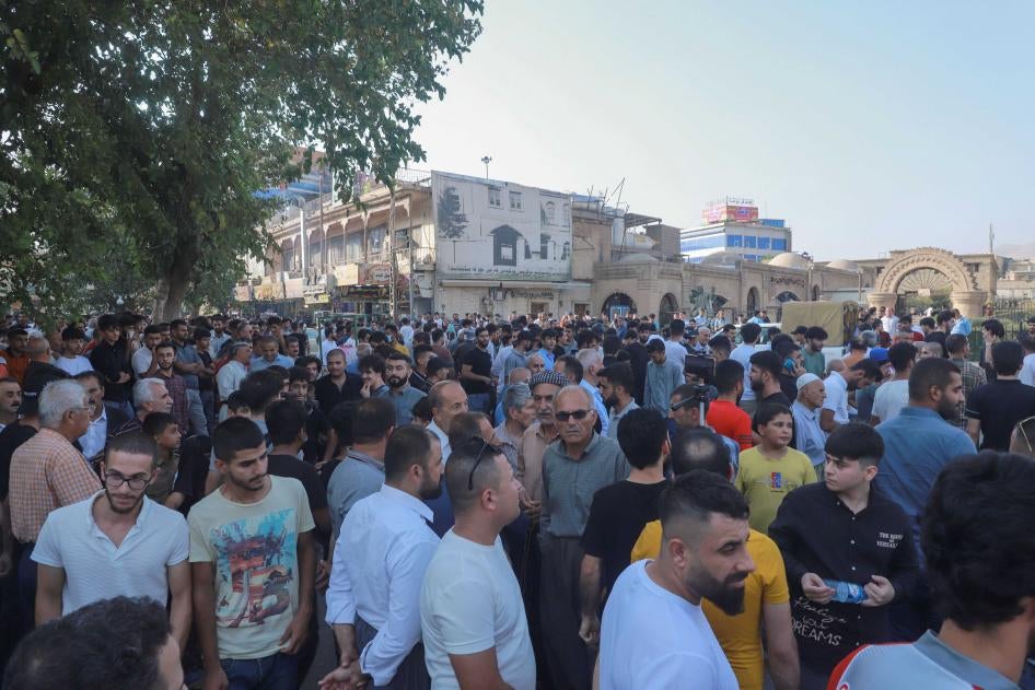 أشخاص يتجمعون للمشاركة في مسيرة دعا إليها حزب المعارضة الكردي "حراك الجيل الجديد" في مدينة السليمانية في شمال شرق العراق، ضمن إقليم كردستان الذي يتمتع بحكم ذاتي، 6 أغسطس/آب 2022.