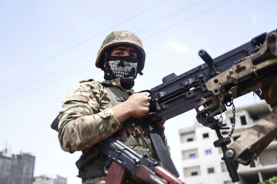 Türkiye destekli Suriye Milli Ordusu’nun bir mensubu, Suriye Demokratik Güçleri tarafından control edilen bölgelere yönelik askeri eylem hazırlıklarının bir parçası olarak 9 Haziran 2022`de Halep Valiliği kırsalında bir askeri geçit törenine katılıyor.