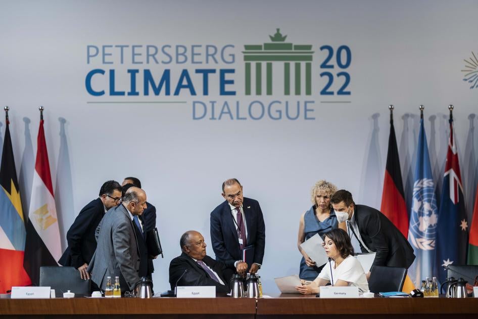 زيرة الخارجية الألمانية أنالينا بيربوك (يمين) ووزير الخارجية المصري سامح شكري يشاركان في حوار بيترسبيرغ بشأن المناخ في مقر وزارة الخارجية الفدرالية في برلين، 19 يوليو/تموز 2022.