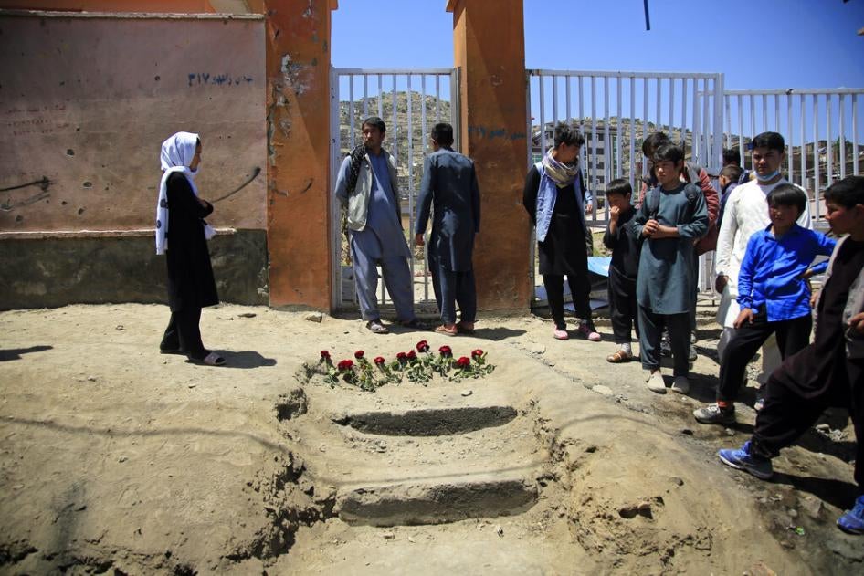 کابل، افغانستان: د ۲۰۲۱ کال د می ۹مه  د یکشنبې په ورځ، خلکو د یوه ښوونځي مخې ته د یوه خونړي برید یوه ورځ وروسته ګلونه کېښودل