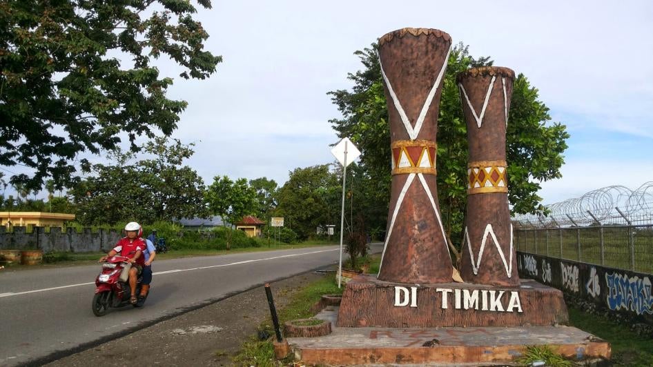 Patung dua kendang kayu tradisional Papua, yang disebut “tifa,” dekat bandara di Timika, Papua, Indonesia.