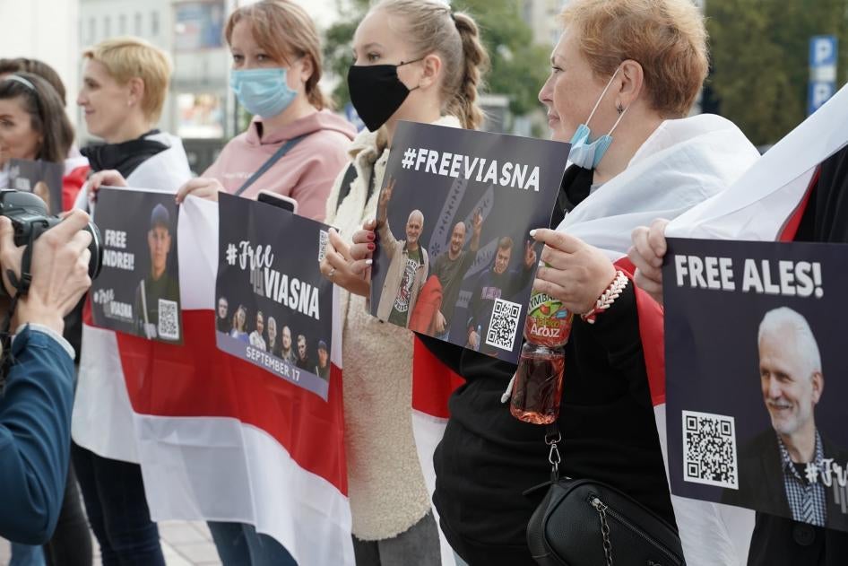 Акция солидарности с активистами  «Вясны»,  брошенными за решетку. Варшава, Польша, сентябрь 2021. 