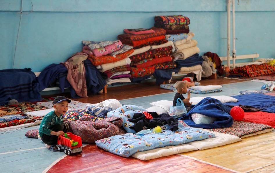 Дети, эвакуированные из приграничных сел во время очередного конфликта на границе между Кыргызстаном и Таджикистаном, в пункте временного размещения на базе одной из школ в Баткене на юге Кыргызстана 3 мая 2021 г.