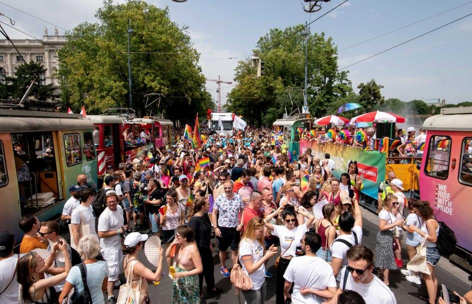 Cette foule de personnes participait au rassemblement EuroPride 2019 tenu à Vienne, en Autriche, le 15 juin 2019. L’EuroPride 2022 devait se tenir à Belgrade, en Serbie, en septembre 2022, mais le 27 août  2022, le président serbe Aleksandar Vucic a annoncé l’annulation de cet événement.