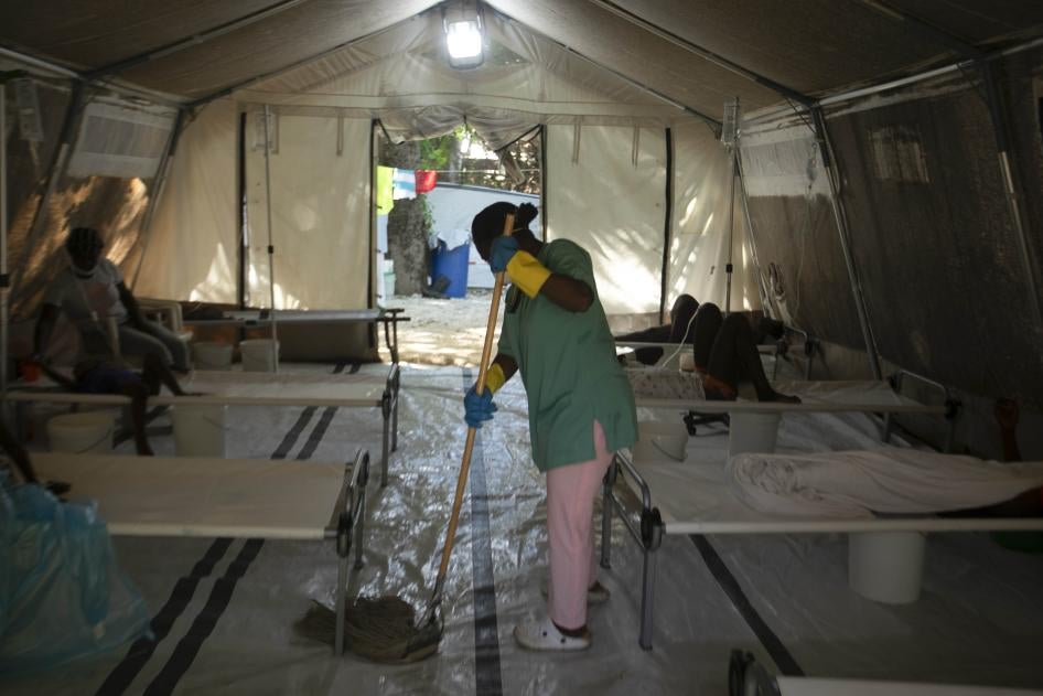 L'intérieur d'une tente où des personnes souffrant de symptômes de choléra sont soignées, dans l’enceinte d’une clinique dirigée par Médecins sans frontières à Port-au-Prince, Haïti, et photographiée le 7 octobre 2022.