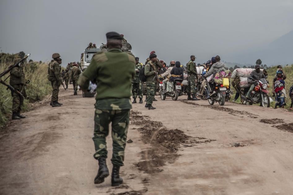 Des personnes fuient les combats entre les forces congolaises et les rebelles du M23 près de Kibumba au Nord-Kivu, en République démocratique du Congo, le 24 mai 2022.