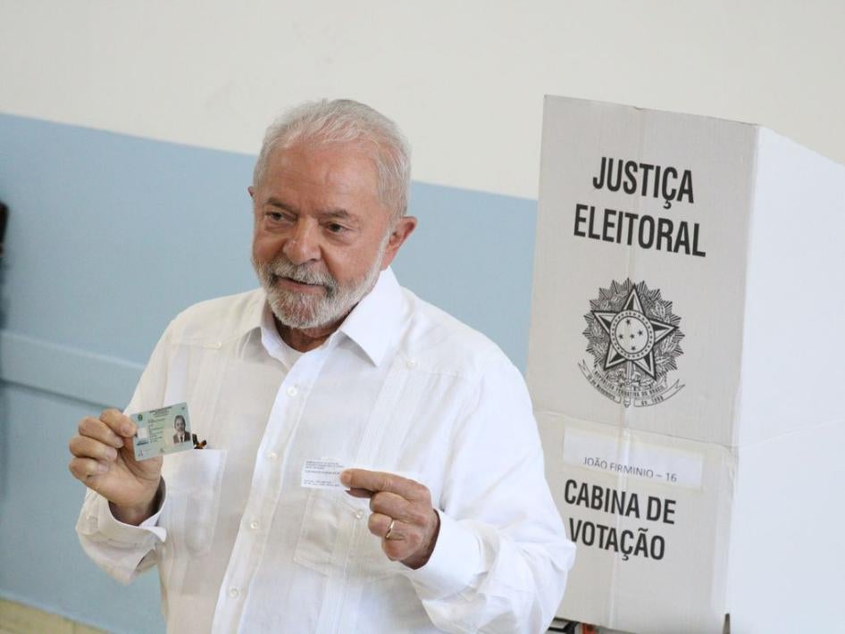 El expresidente brasileño Luiz Inácio Lula da Silva vota en São Bernardo do Campo, estado de São Paulo, en la segunda vuelta presidencial del 30 de octubre de 2022.