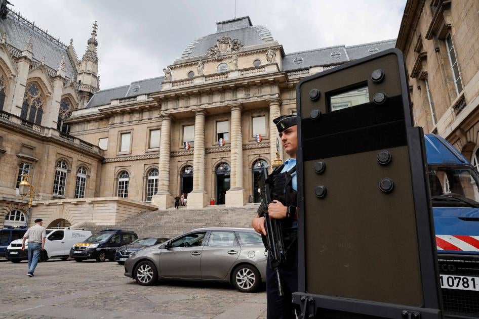 A French gendarme stands guard at Paris' criminal courthouse, August 26, 2022. 
