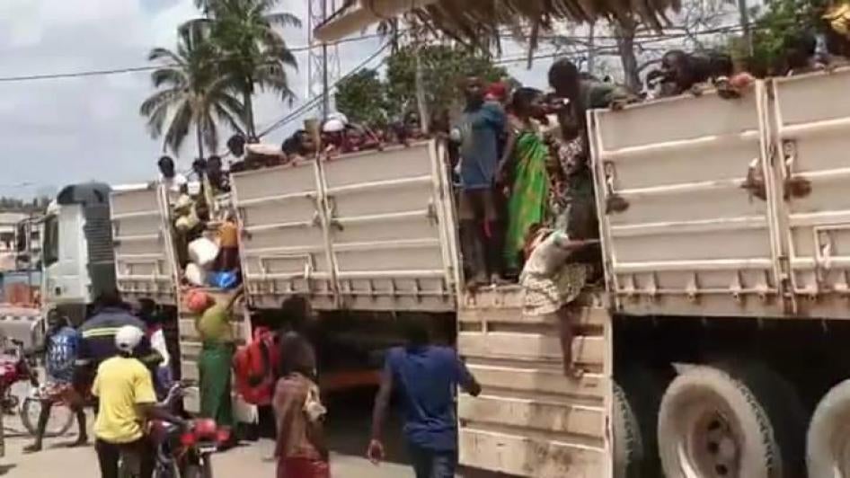 People arrive in Montepuez after fleeing violence in Cabo Delgado. 
