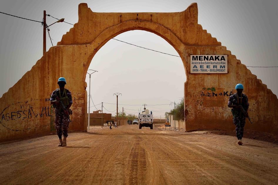 Des policiers de la Mission multidimensionnelle intégrée des Nations Unies pour la stabilisation au Mali (MINUSMA) patrouillaient dans la région de Ménaka, dans le nord-est du Mali, le 13 juin 2021. 