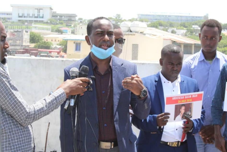 Abdalle Ahmed Mumin, Secrétaire général du Syndicat des journalistes somaliens, s’exprimait lors d'une conférence de presse avec d'autres membres de l'Association des médias somaliens et de la Fédération des journalistes somaliens à Mogadiscio, le 18 mai 2020.