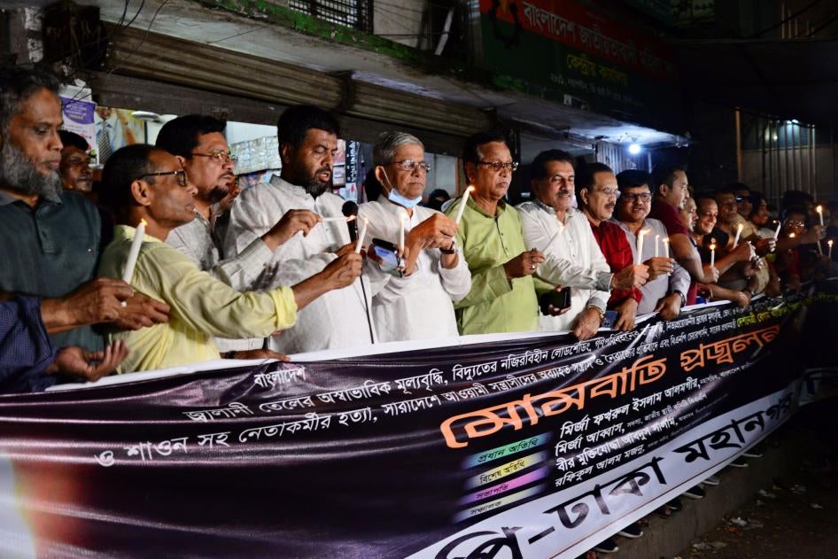 Ces militants du Parti nationaliste du Bangladesh (Bangladesh Nationalist Party, BNP) participaient à une veillée aux chandelles à Dhaka, le 17 septembre 2022. 